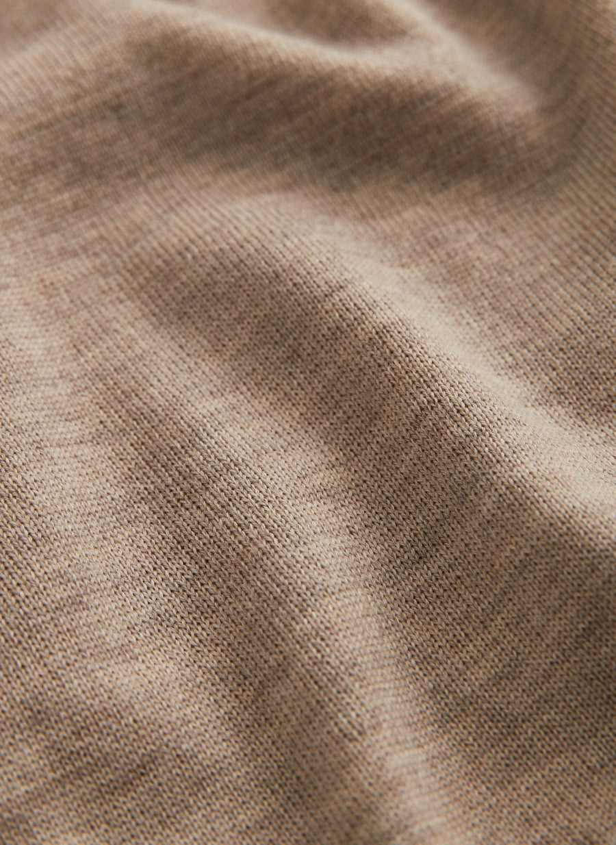 Detalje af merinostrik på Morris John merino strik med halv lynlås i khaki