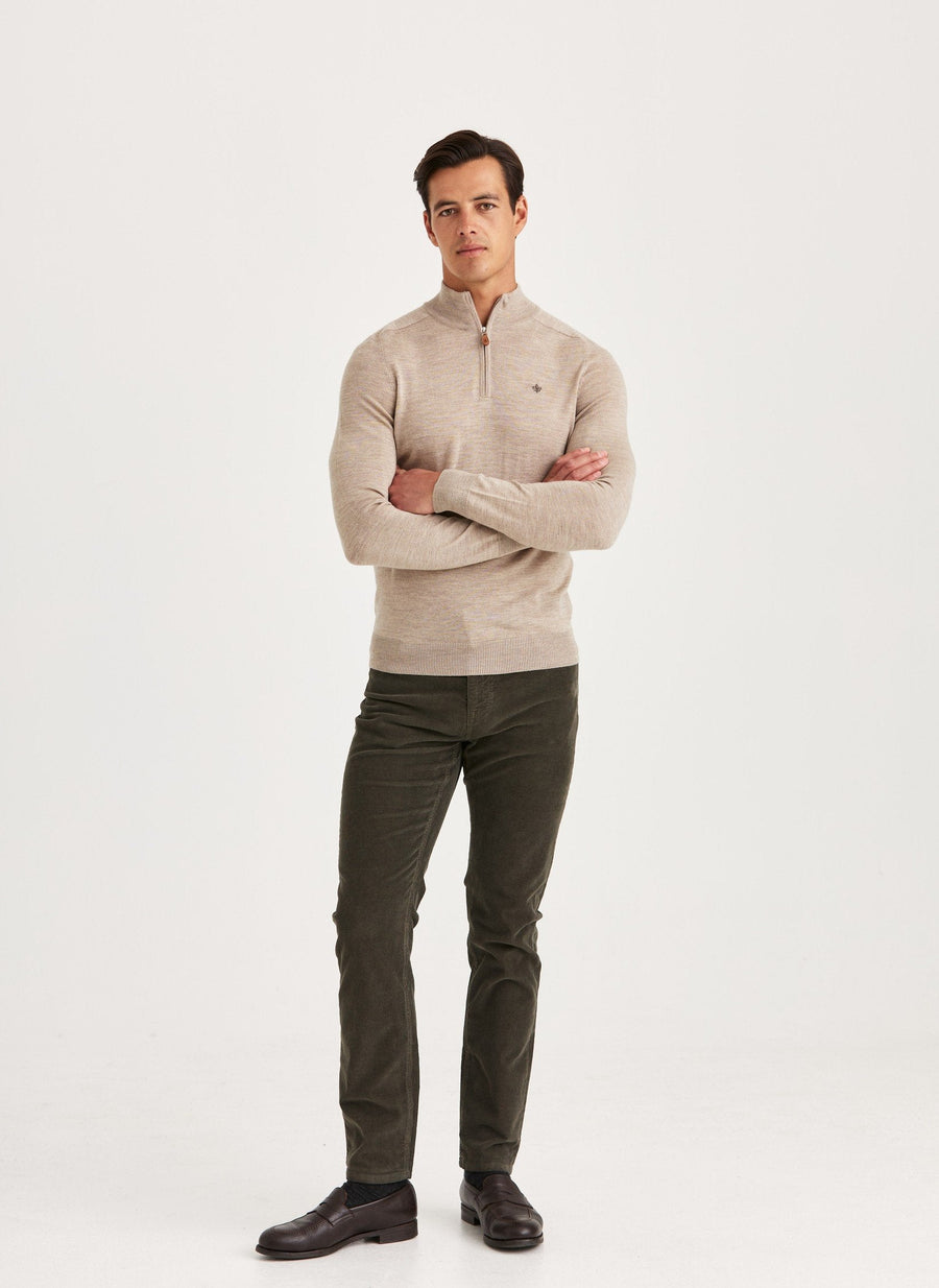 Morris John merino strik med halv lynlås i khaki på model – helfigur