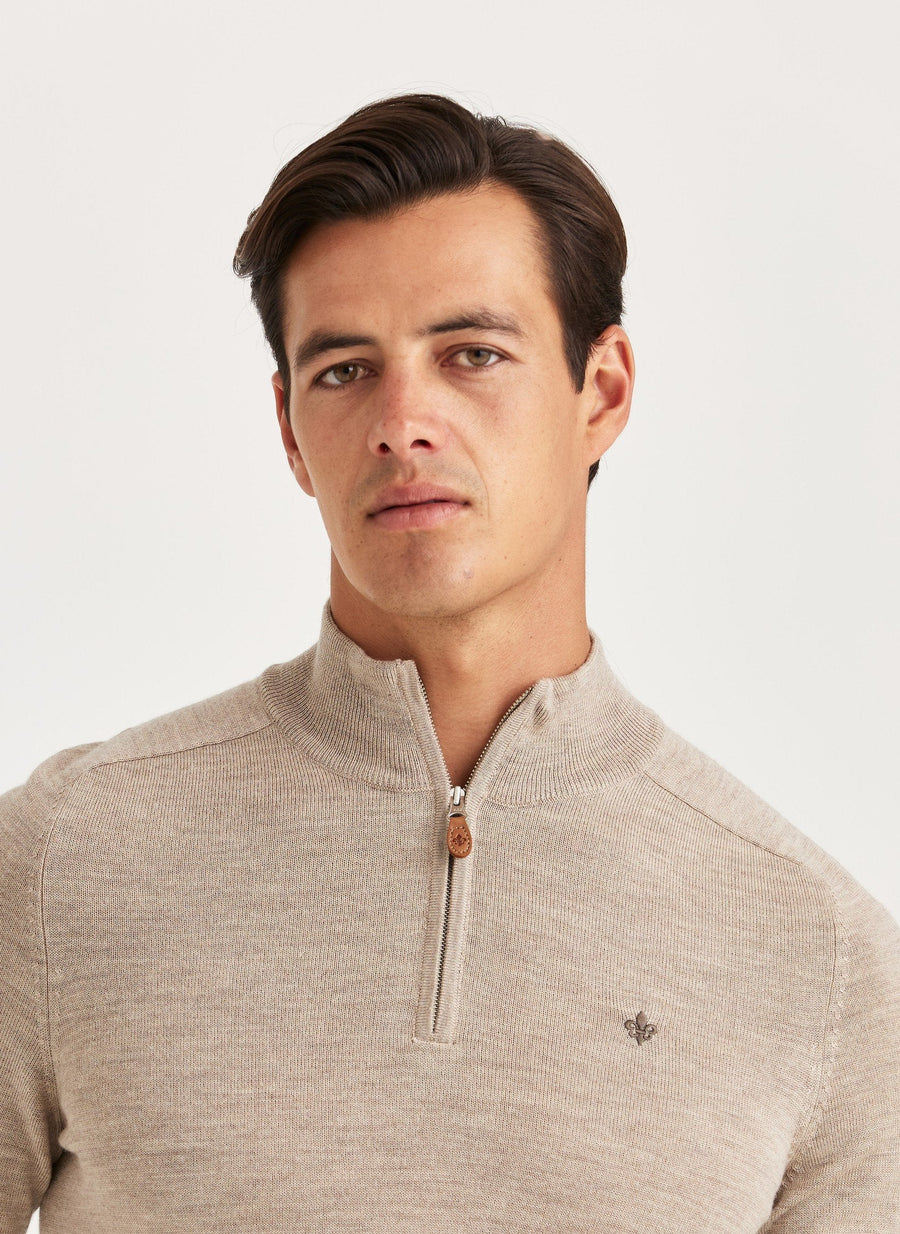 Nærbillede af lynlås og krave på Morris John merino strik med halv lynlås i khaki