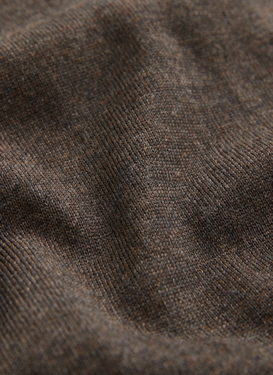 Detalje af merinostrik på Morris merino strik med rund hals i brun