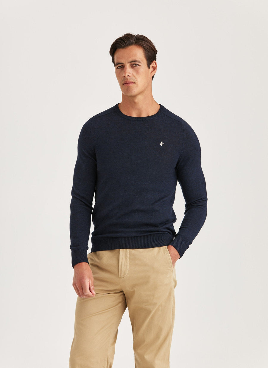 Morris merino strik med rund hals i navy set fra siden