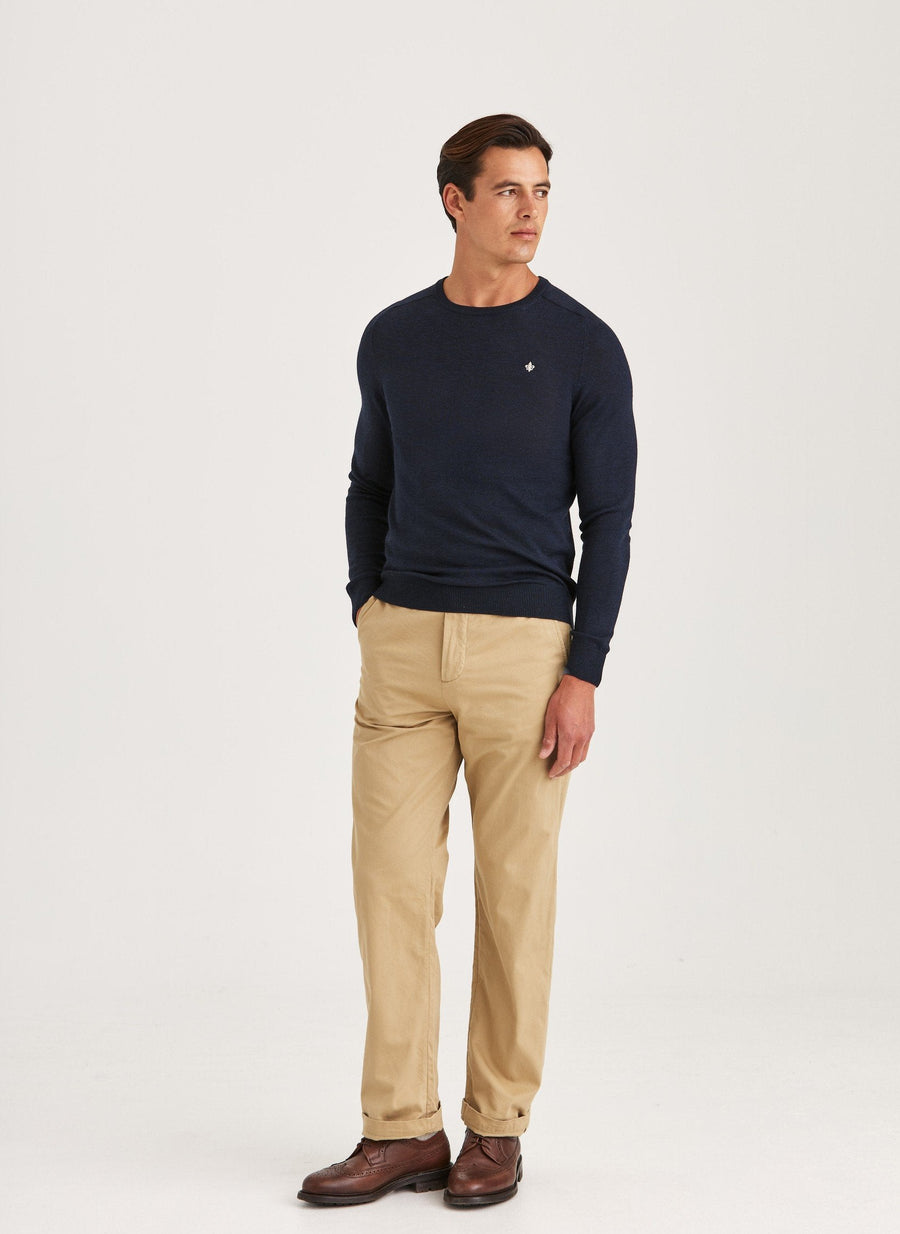 Morris merino strik med rund hals i navy stylet med beige bukser – helfigur