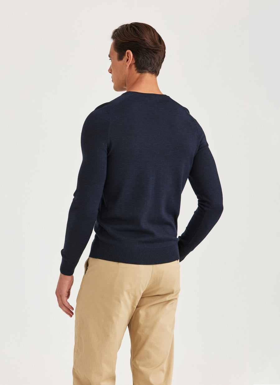 Morris merino strik med rund hals i navy – model set forfra