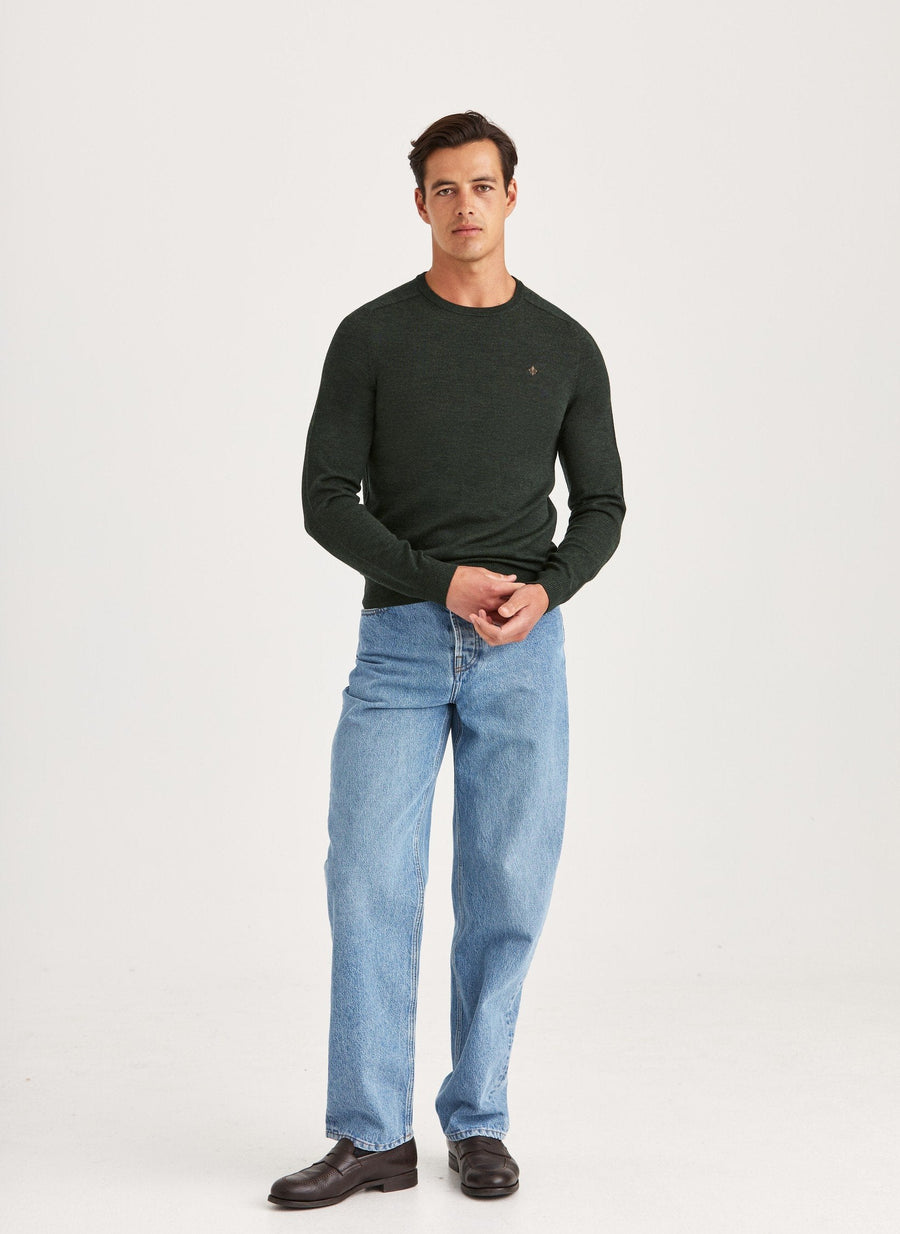 Morris merino strik med rund hals i oliven stylet med jeans – helfigur