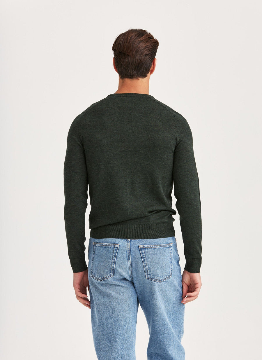 Morris merino strik med rund hals i oliven set bagfra