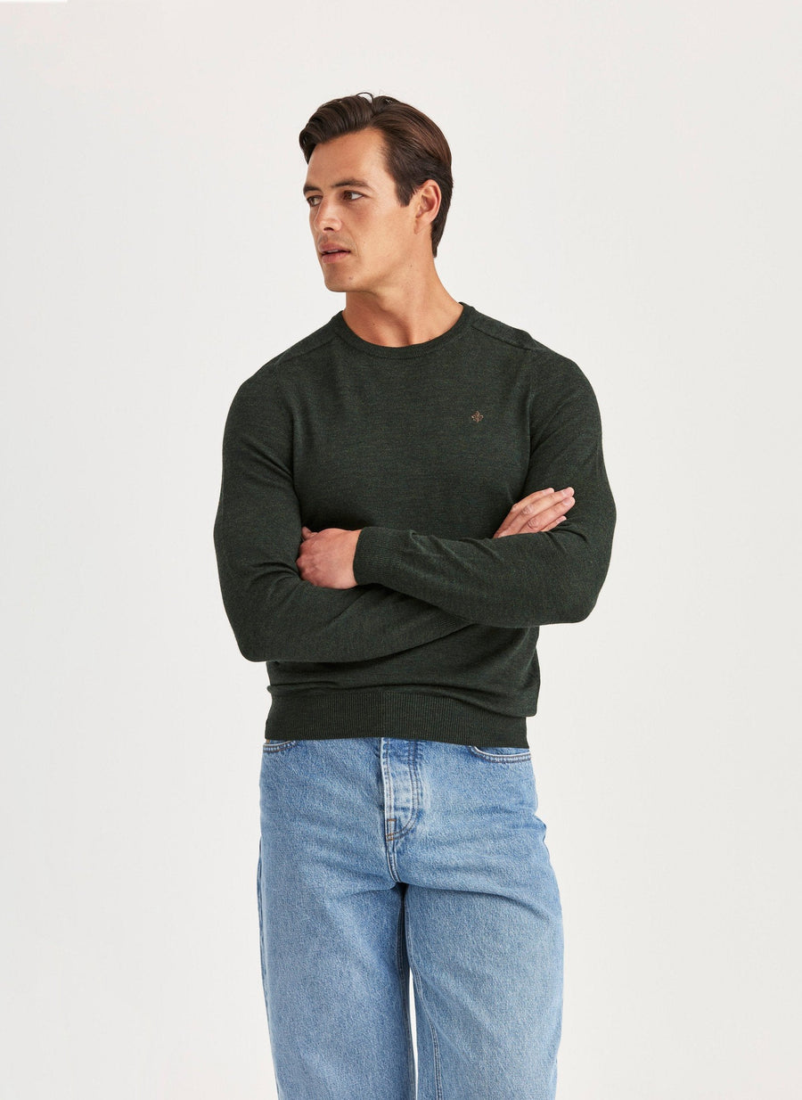 Morris merino strik med rund hals i oliven – model set forfra