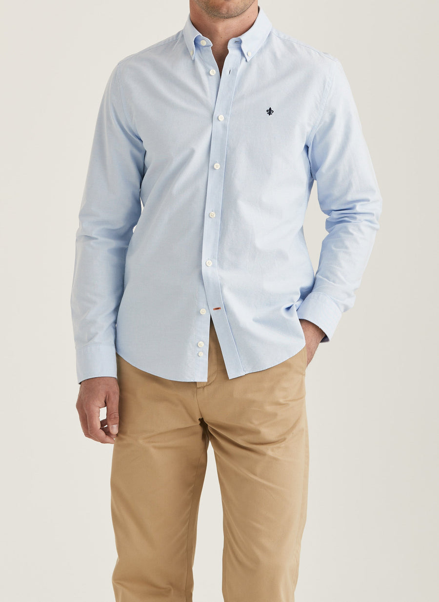 Morris Oxford button-down skjorte i lyseblå – model set forfra