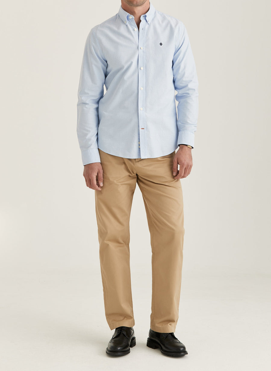 Morris Oxford button-down skjorte i lyseblå stylet med beige chinos – helfigur