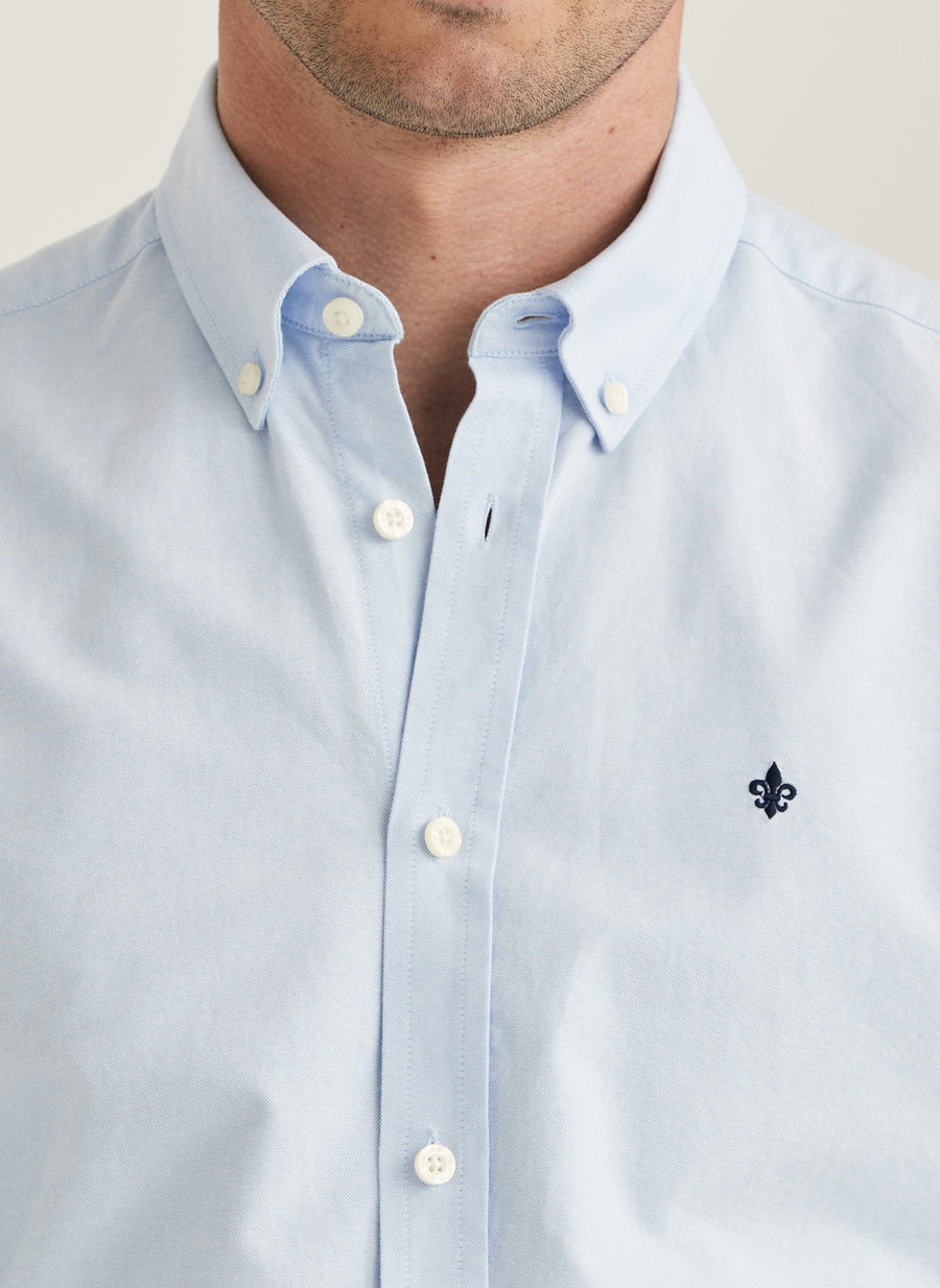 Nærbillede af button-down krave på Morris Oxford button-down skjorte i lyseblå
