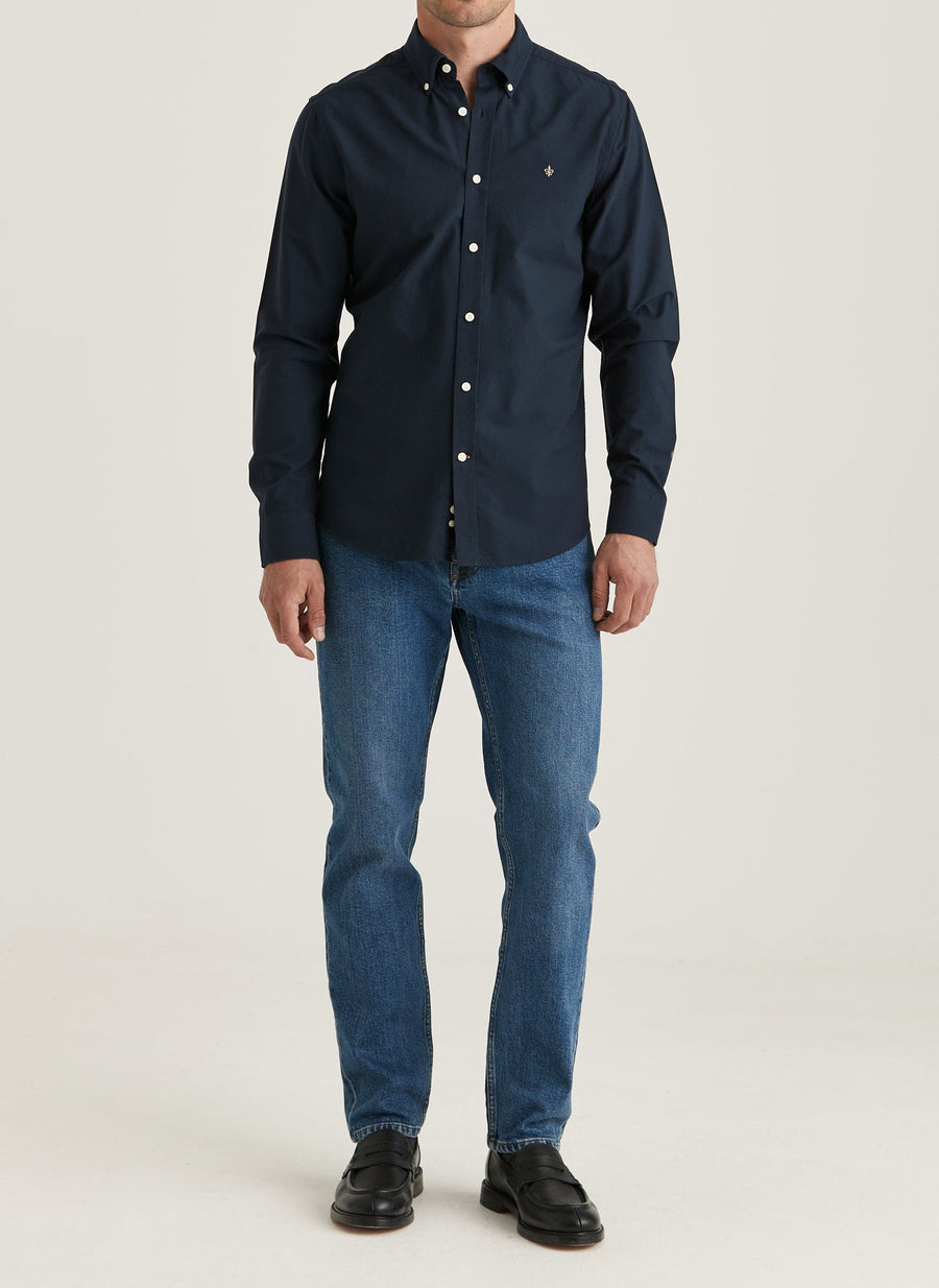 Morris Oxford button-down skjorte i navy stylet med jeans – helfigur