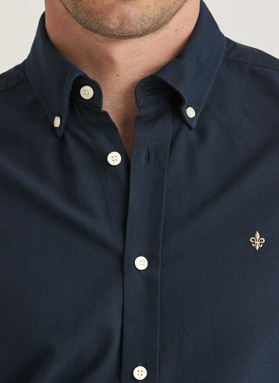 Nærbillede af button-down krave på Morris Oxford button-down skjorte i navy
