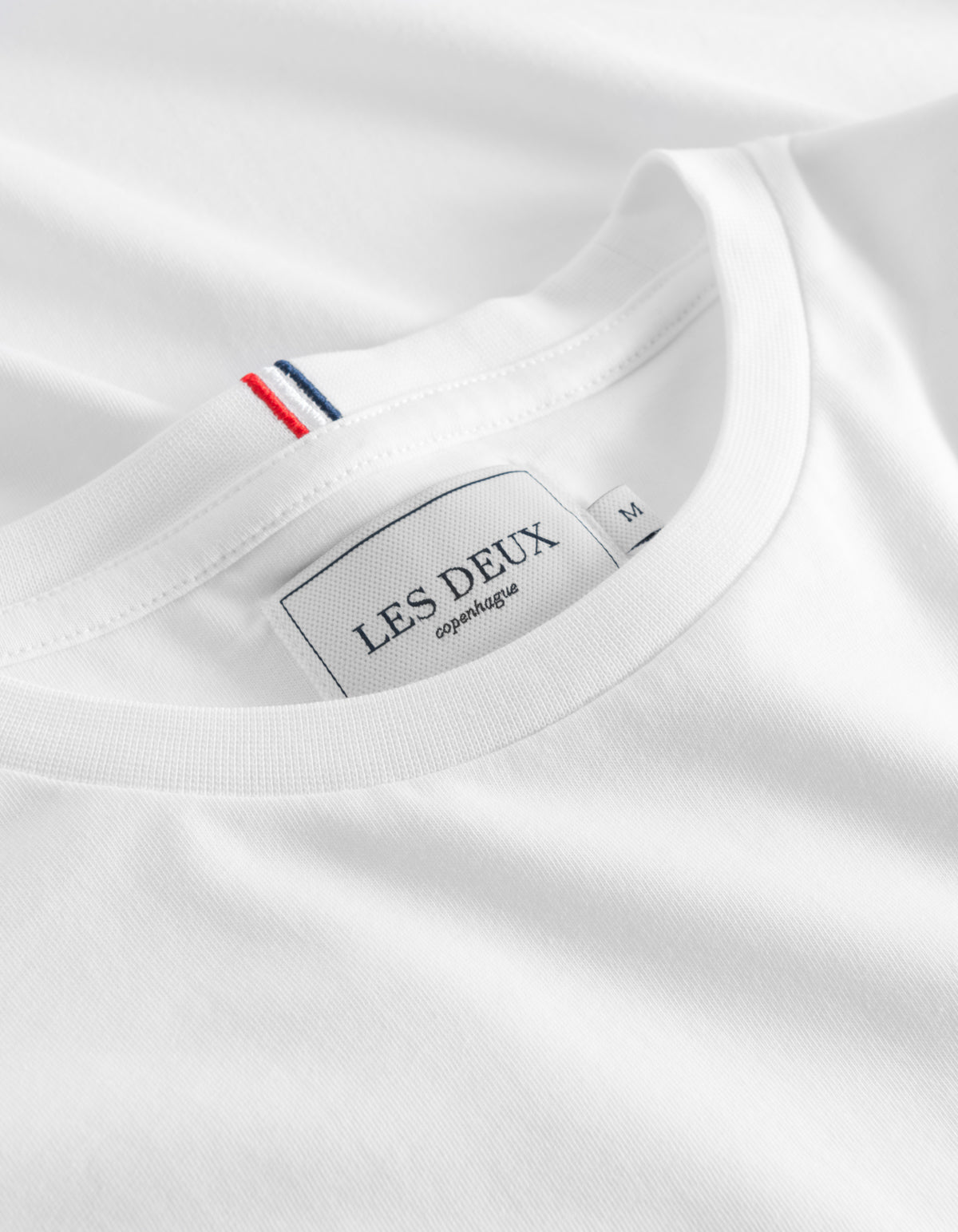 Detalje af nakkelabel på Les Deux Nørregaard T-shirt i hvid