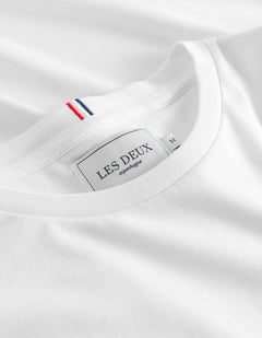 Detalje af nakkelabel på Les Deux Nørregaard T-shirt i hvid