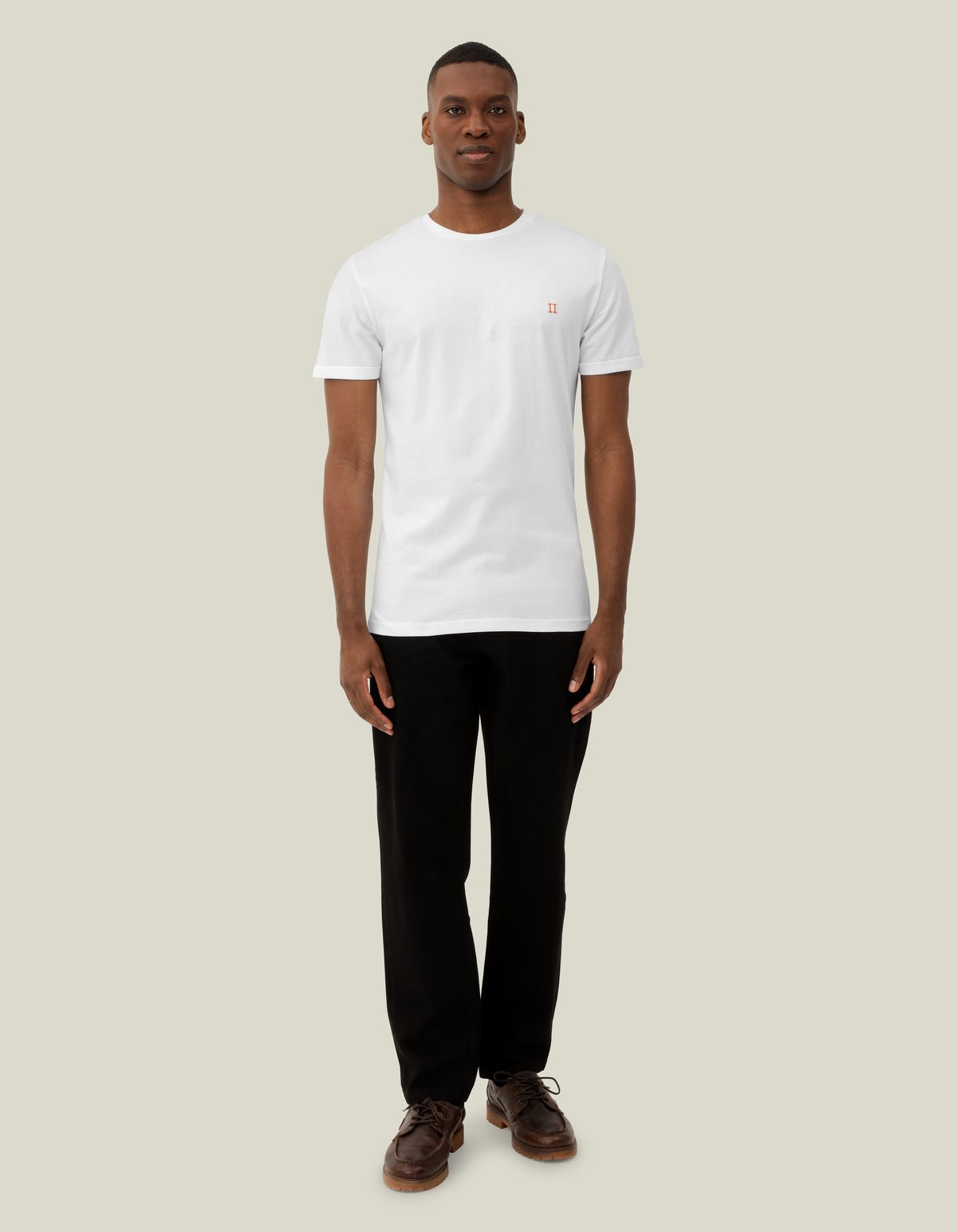 Les Deux Nørregaard T-shirt i hvid på model – helfigur