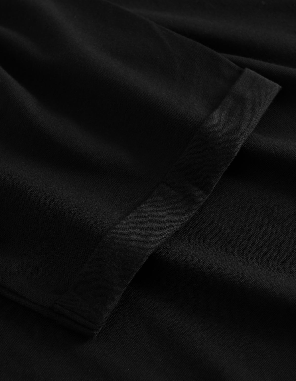 Detalje af sømme på Les Deux Nørregaard T-shirt i sort