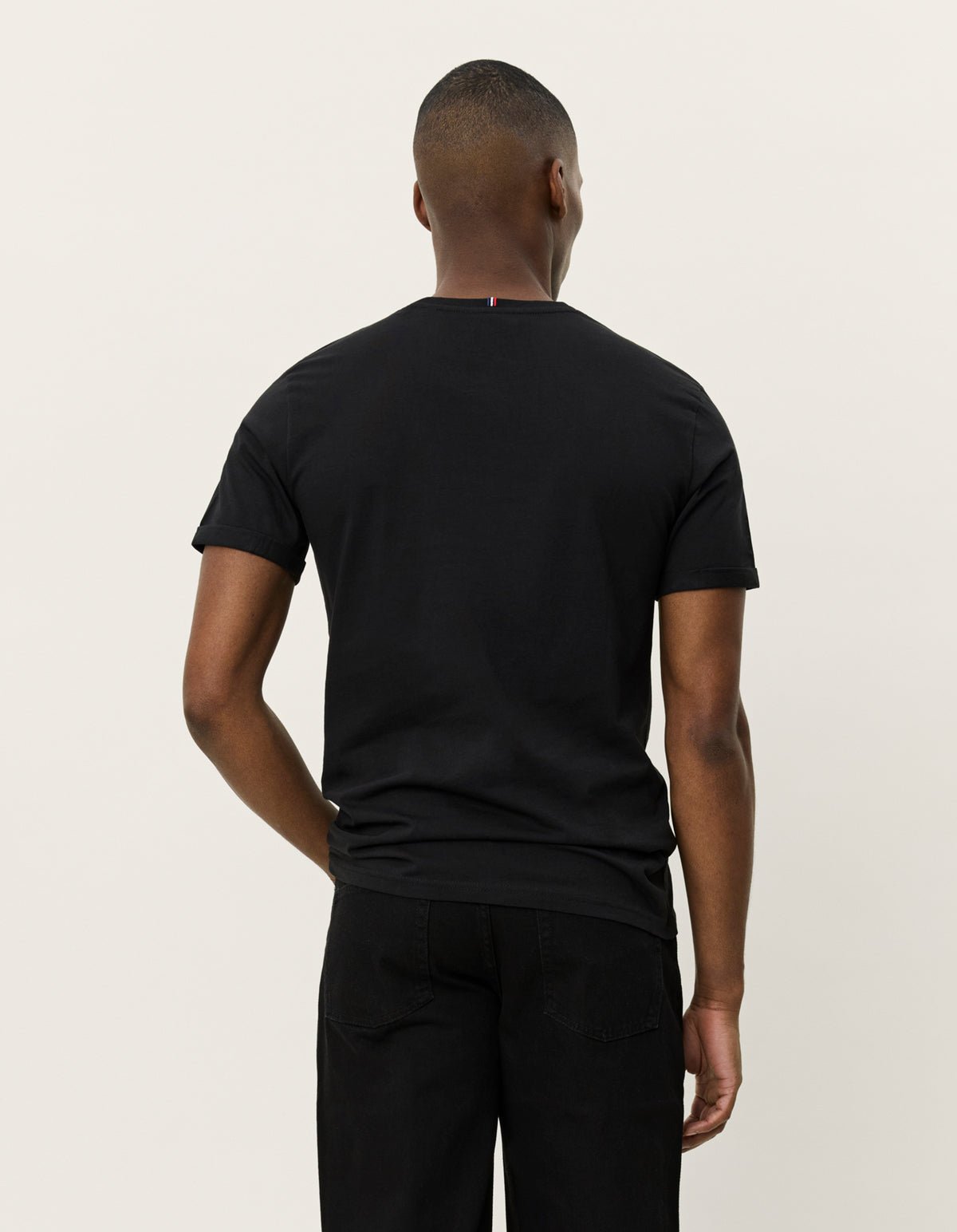 Les Deux Nørregaard T-shirt i sort set bagfra på model