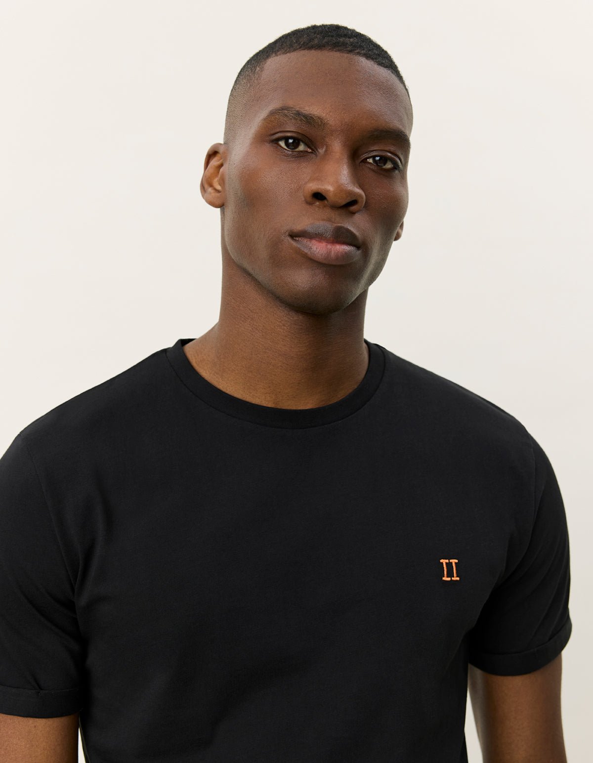 Les Deux Nørregaard T-shirt i sort – model set forfra