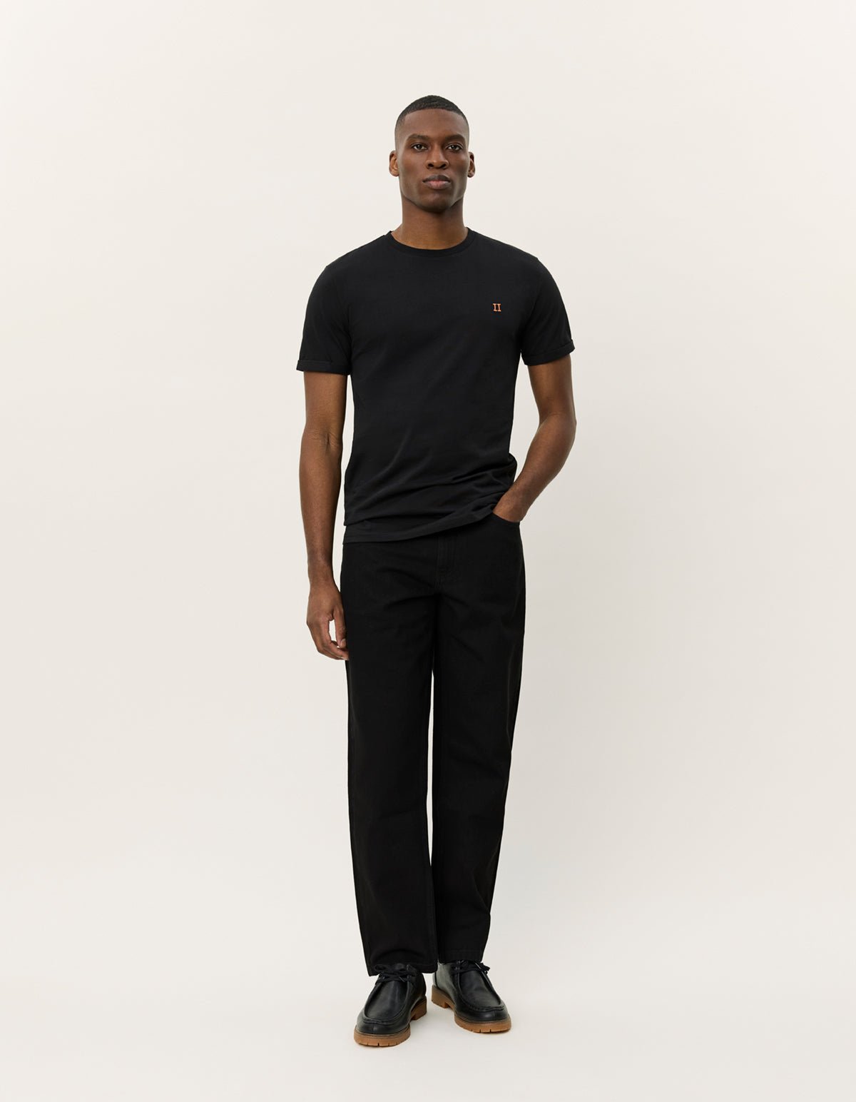 Les Deux Nørregaard T-shirt i sort på model – helfigur