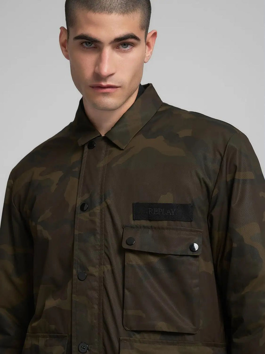 Replay twill jakke i camouflage – model set forfra