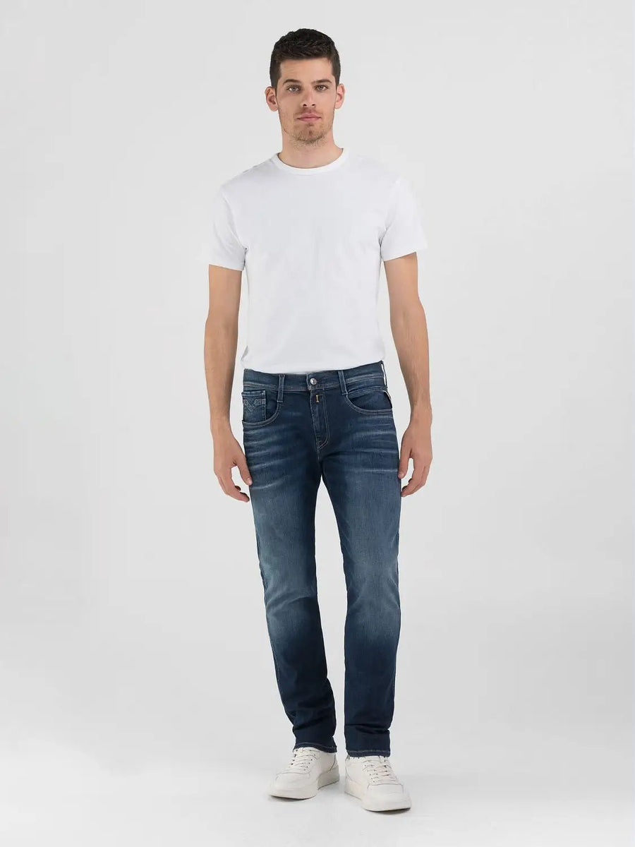 Replay Hyperflex Anbass jeans M914D i mellemblå stylet med hvid T-shirt – helfigur