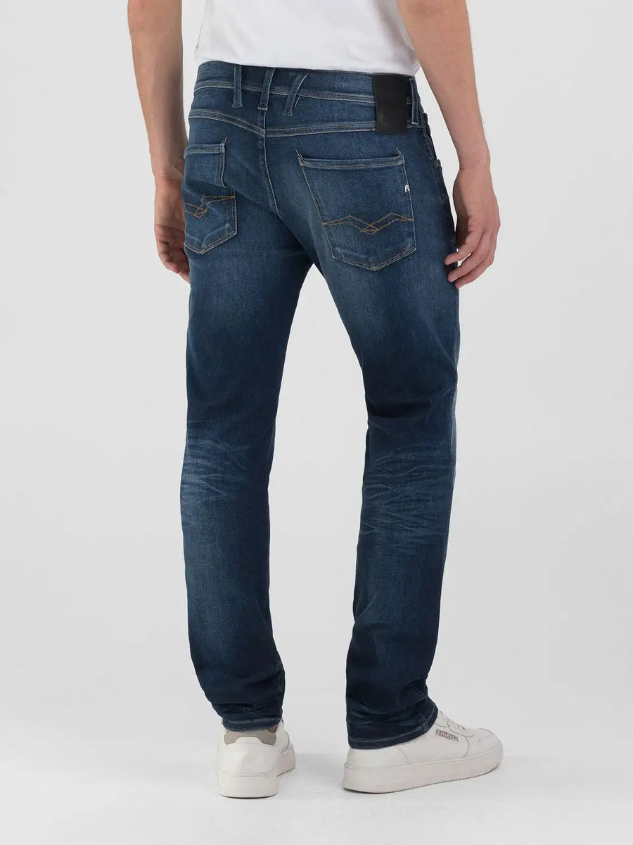 Replay Hyperflex Anbass jeans M914D i mellemblå set bagfra