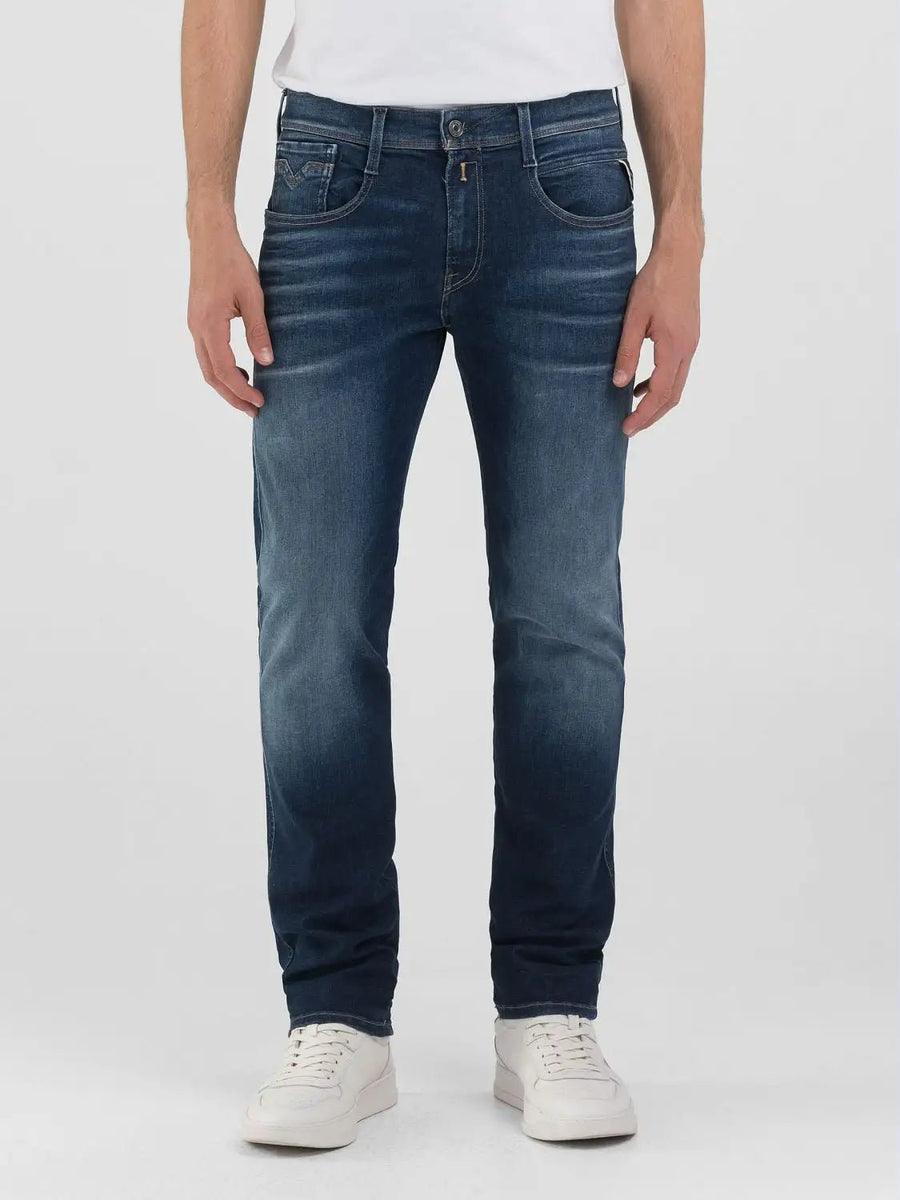 Replay Hyperflex Anbass jeans M914D i mellemblå på model set forfra