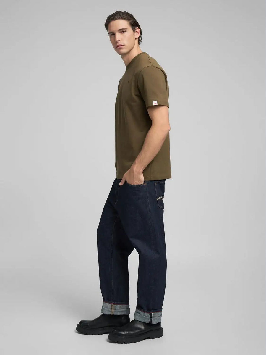 Replay jersey T-shirt med rund hals i mørk oliven stylet med jeans – helfigur