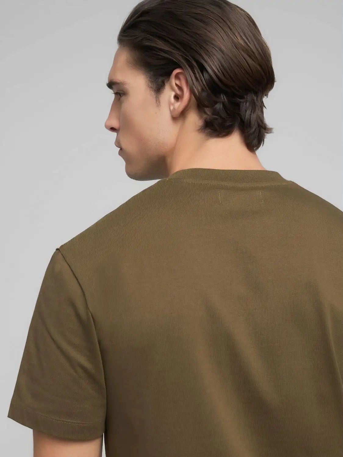 Nærbillede af Replay jersey T-shirt med rund hals i mørk oliven set bagfra