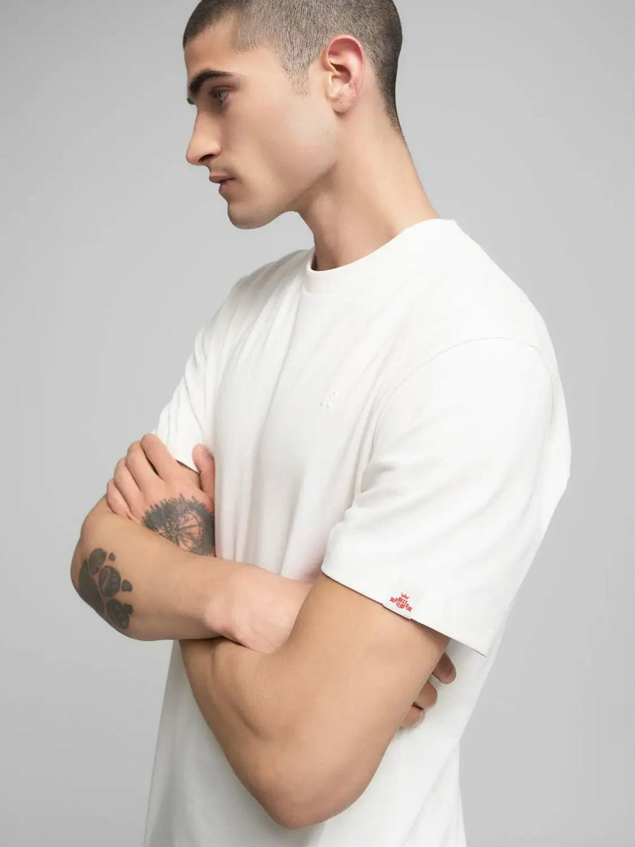 Model med korslagte arme i Replay jersey T-shirt med rund hals i hvid
