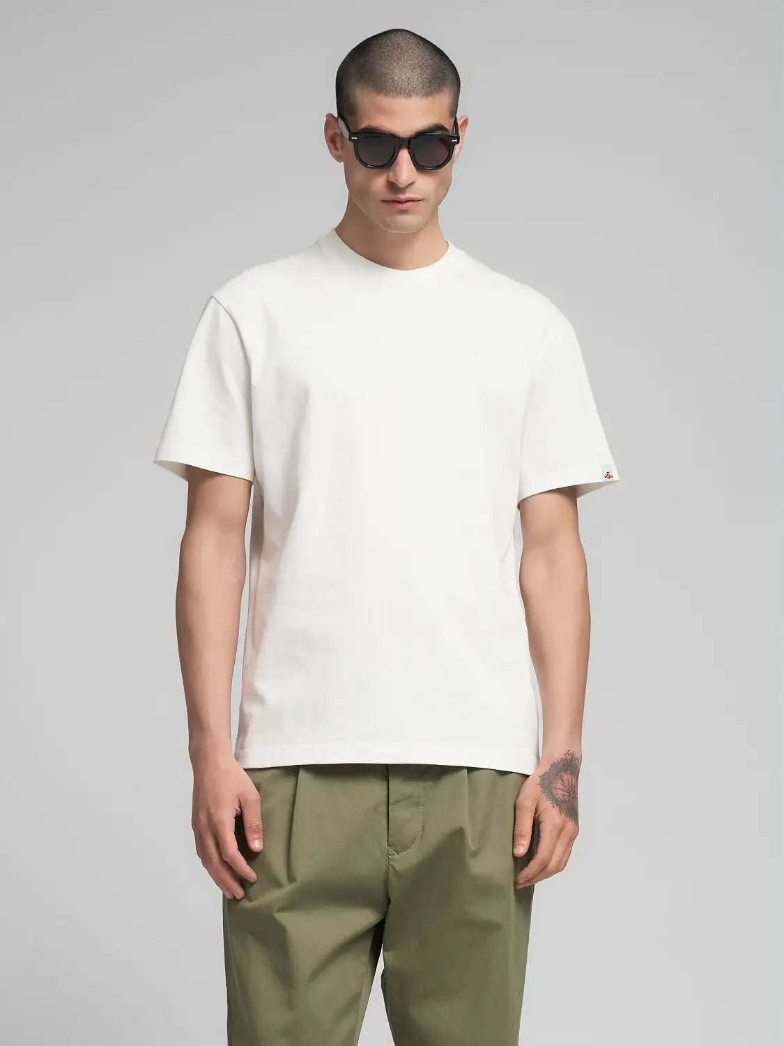Model med solbriller i Replay jersey T-shirt med rund hals i hvid