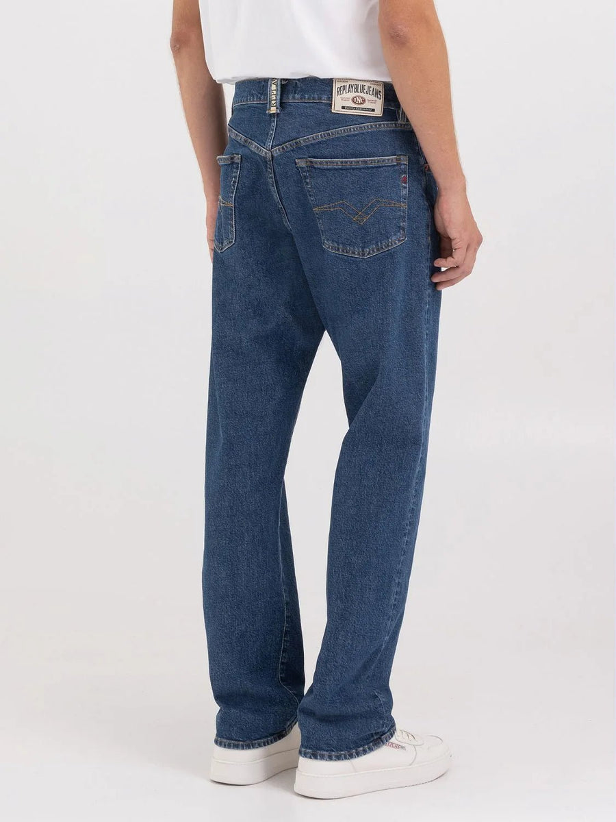 Replay M9Z1 Straight Fit jeans i mørkeblå set fra siden