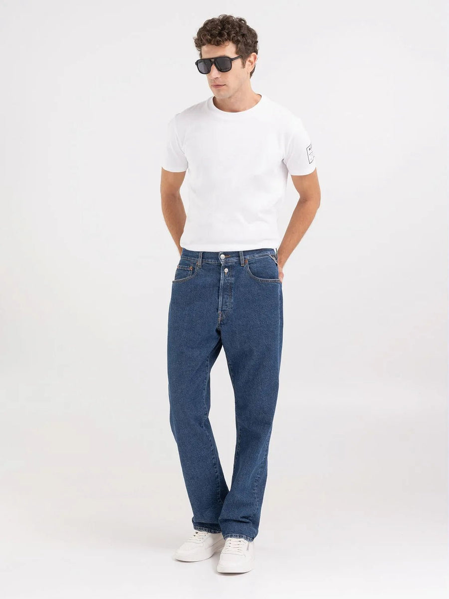 Replay M9Z1 Straight Fit jeans i mørkeblå stylet med hvid T-shirt og solbriller – helfigur