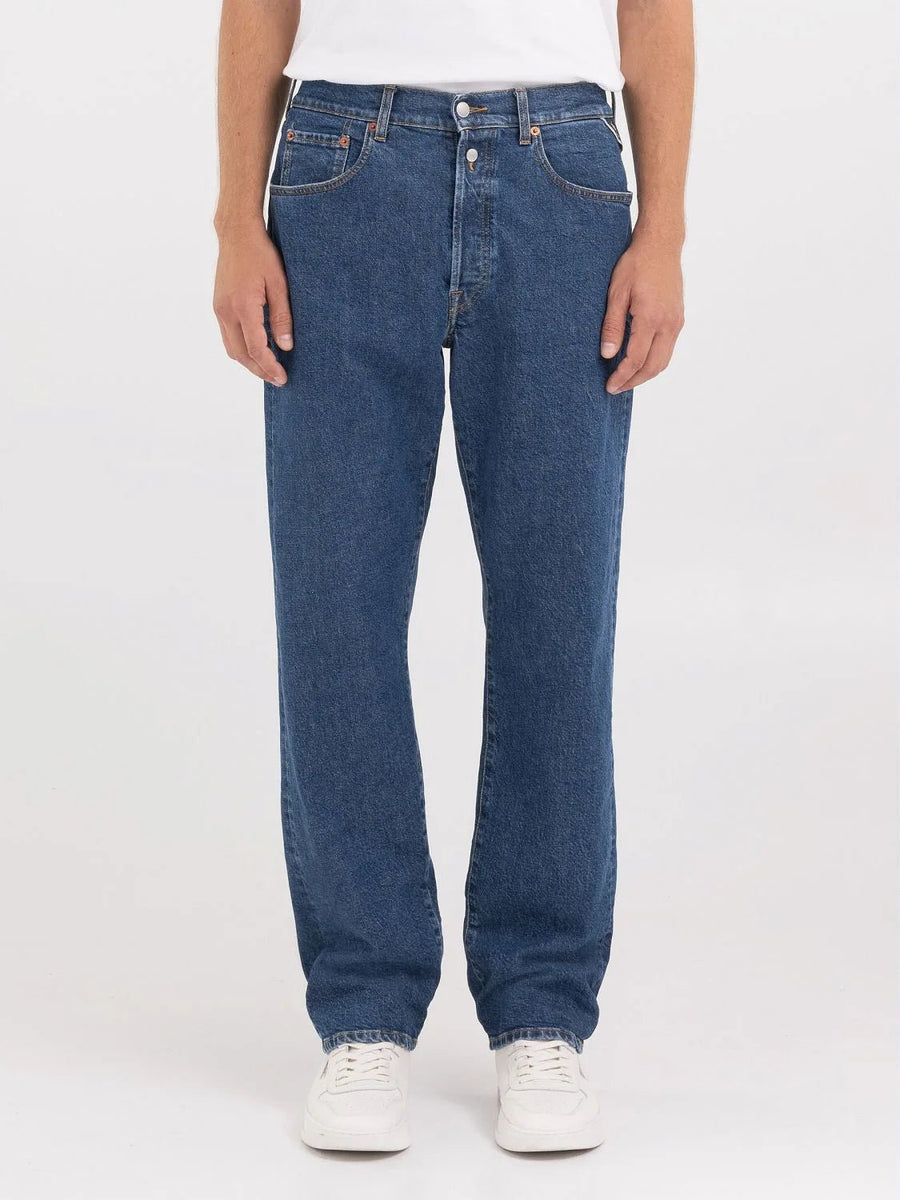 Replay M9Z1 Straight Fit jeans i mørkeblå på model set forfra