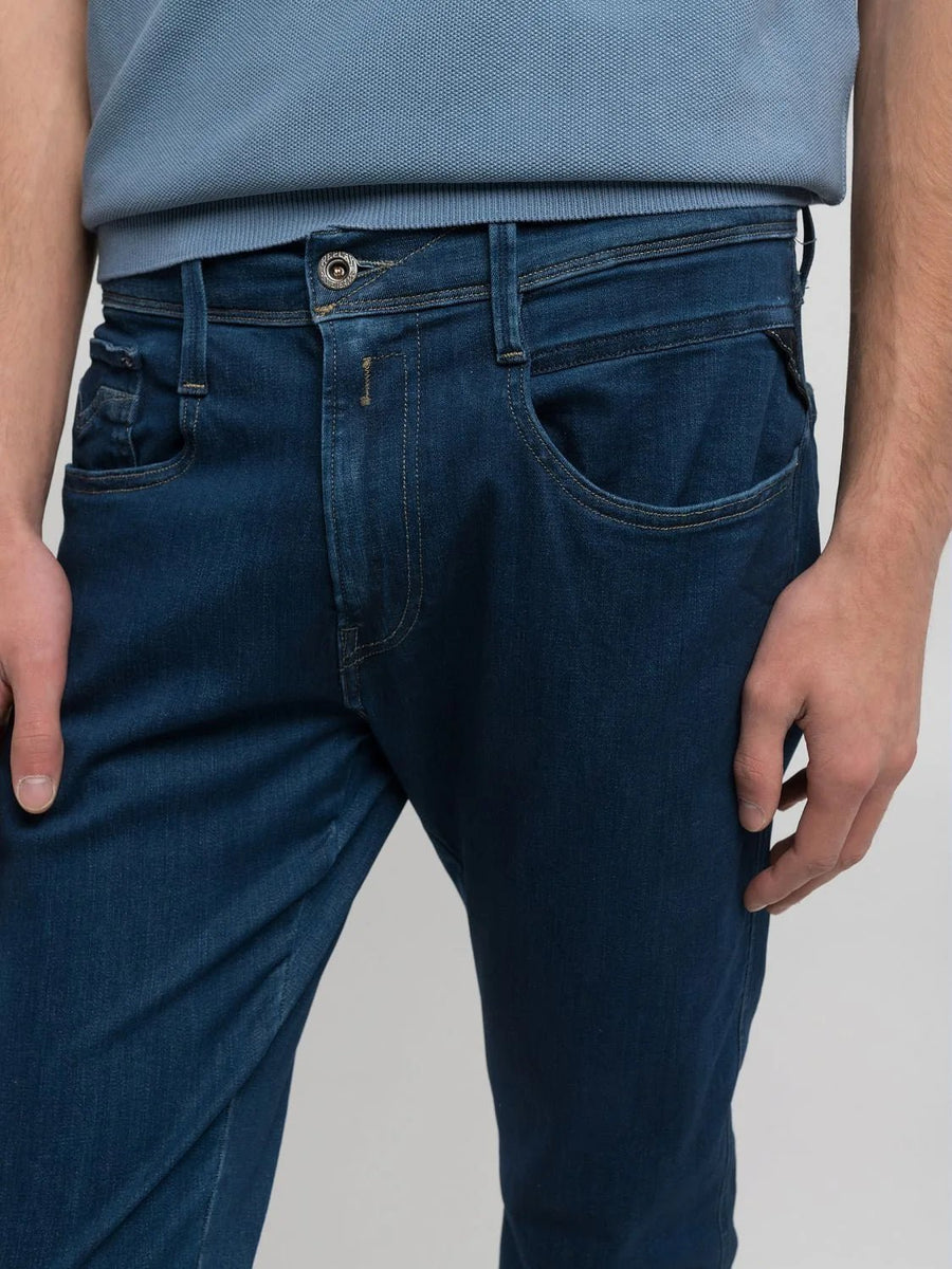Replay Rocco Comfort Fit jeans 661 K13 i mørkeblå på model set forfra
