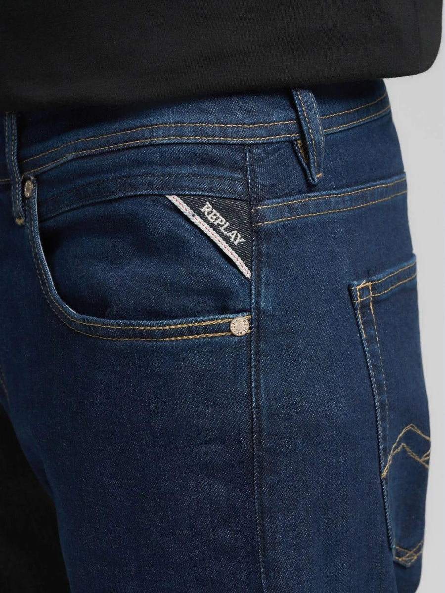 Nærbillede af forlomme på Replay Rocco Comfort Fit jeans 920 i mørkeblå