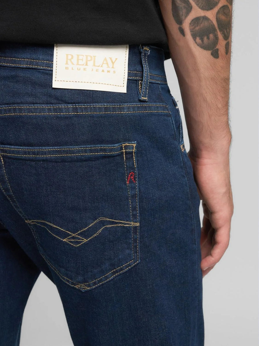 Nærbillede af baglomme og label på Replay Rocco Comfort Fit jeans 920 i mørkeblå