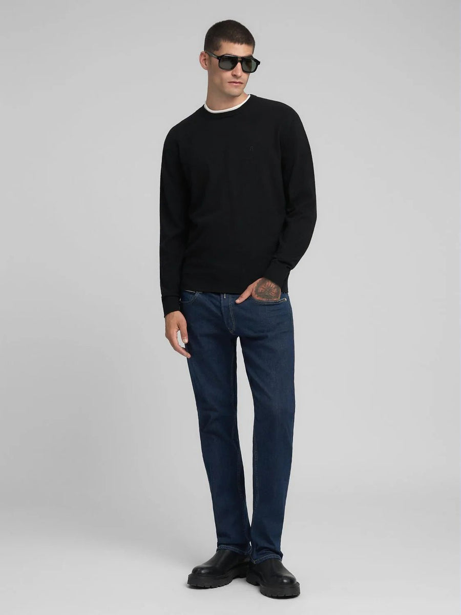 Replay Rocco Comfort Fit jeans 920 i mørkeblå stylet med sort strik – helfigur