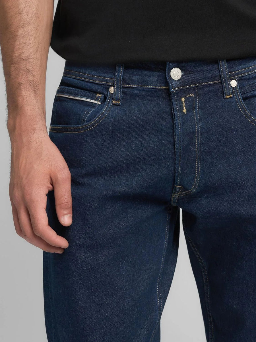 Replay Rocco Comfort Fit jeans 920 i mørkeblå set bagfra