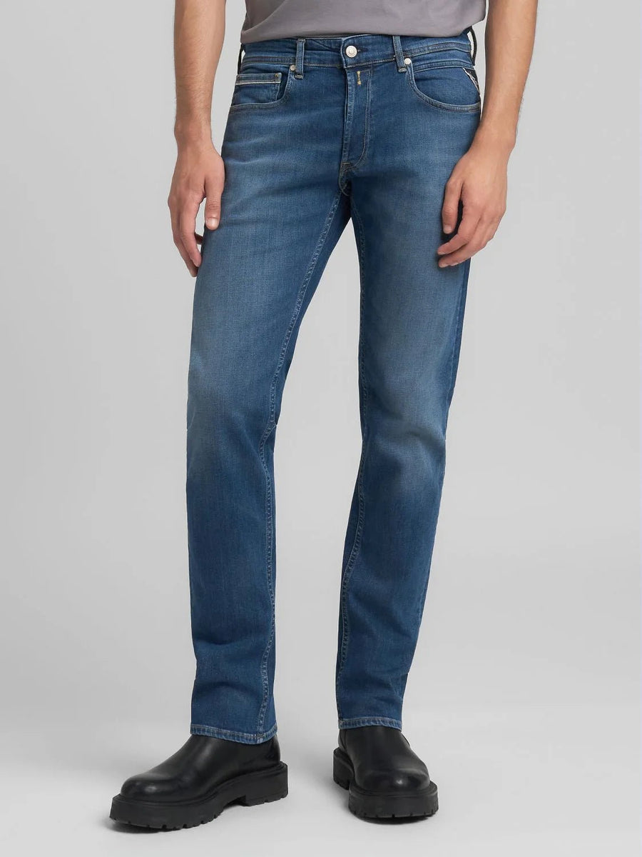 Replay Rocco Comfort Fit jeans 924 i mellemblå på model set forfra