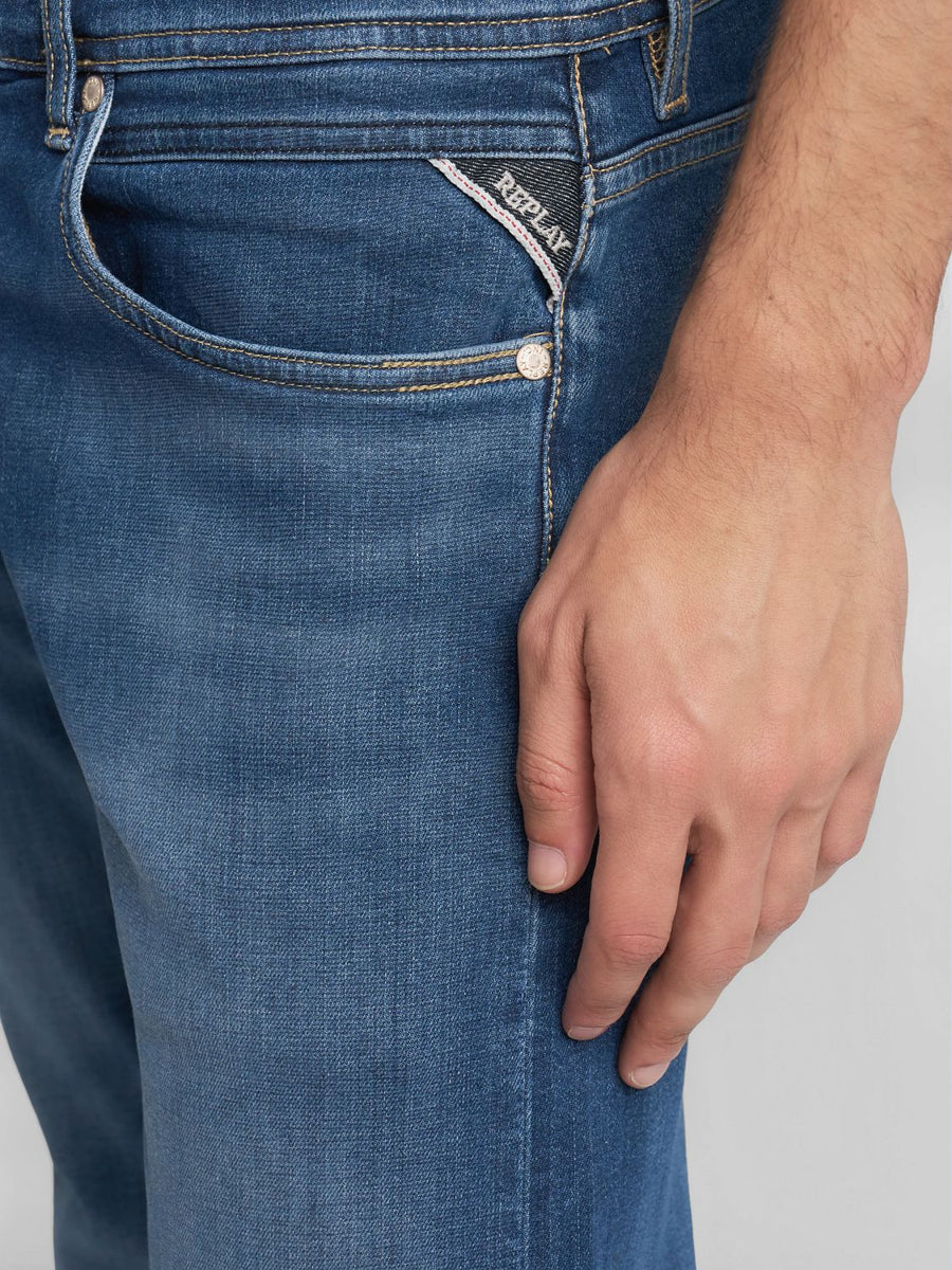 Nærbillede af forlomme på Replay Rocco Comfort Fit jeans 924 i mellemblå
