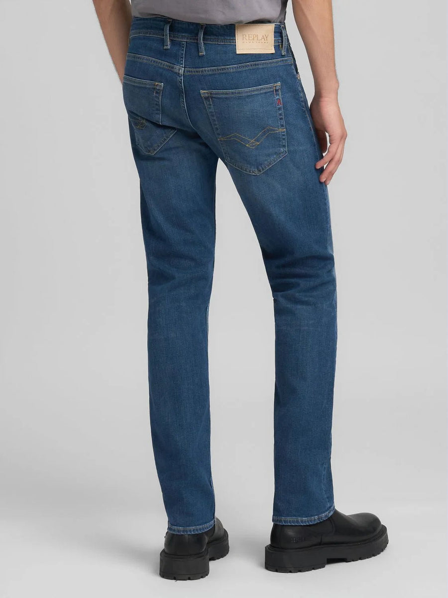 Replay Rocco Comfort Fit jeans 924 i mellemblå set fra siden