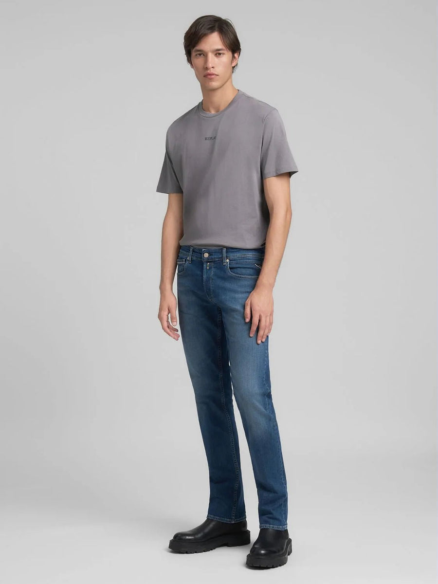 Replay Rocco Comfort Fit jeans 924 i mellemblå stylet med grå T-shirt – helfigur