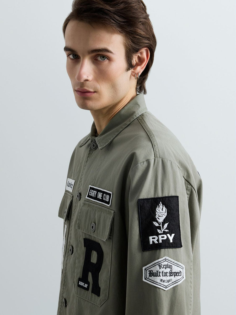 Replay overshirt med logo og patches i army grøn set fra siden