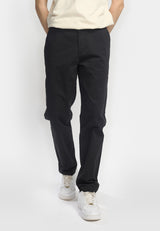 Revolution chinos 5872 i sort på model set forfra