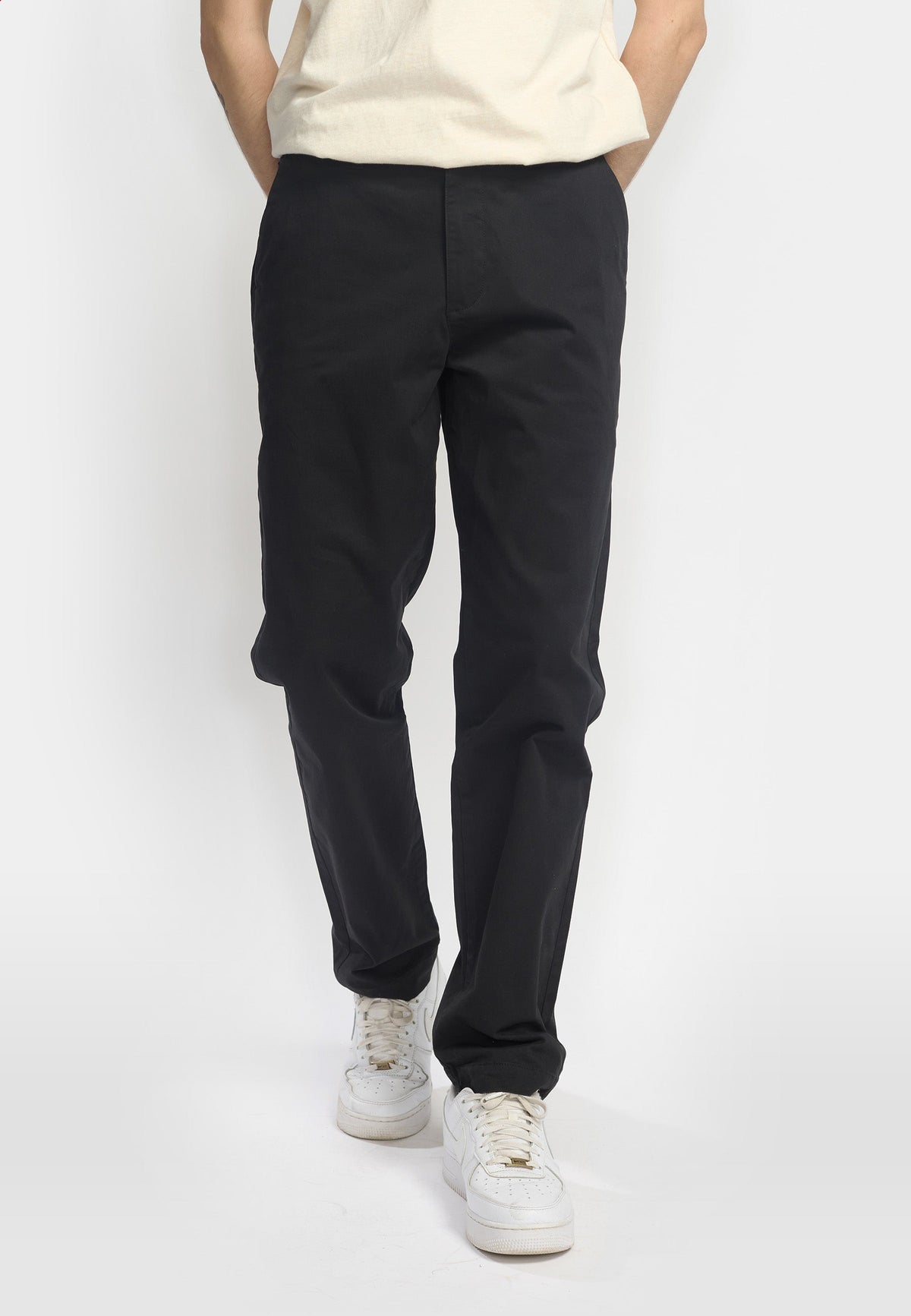 Revolution chinos 5872 i sort på model set forfra