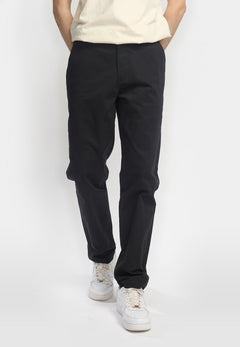 Revolution chinos 5872 i sort på model set forfra