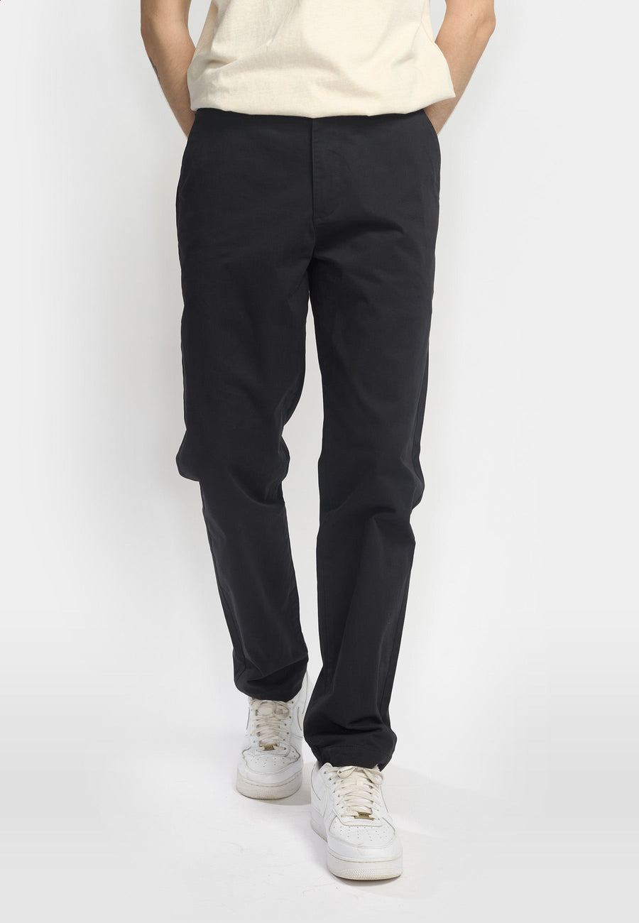 Revolution chinos 5872 i sort på model set forfra