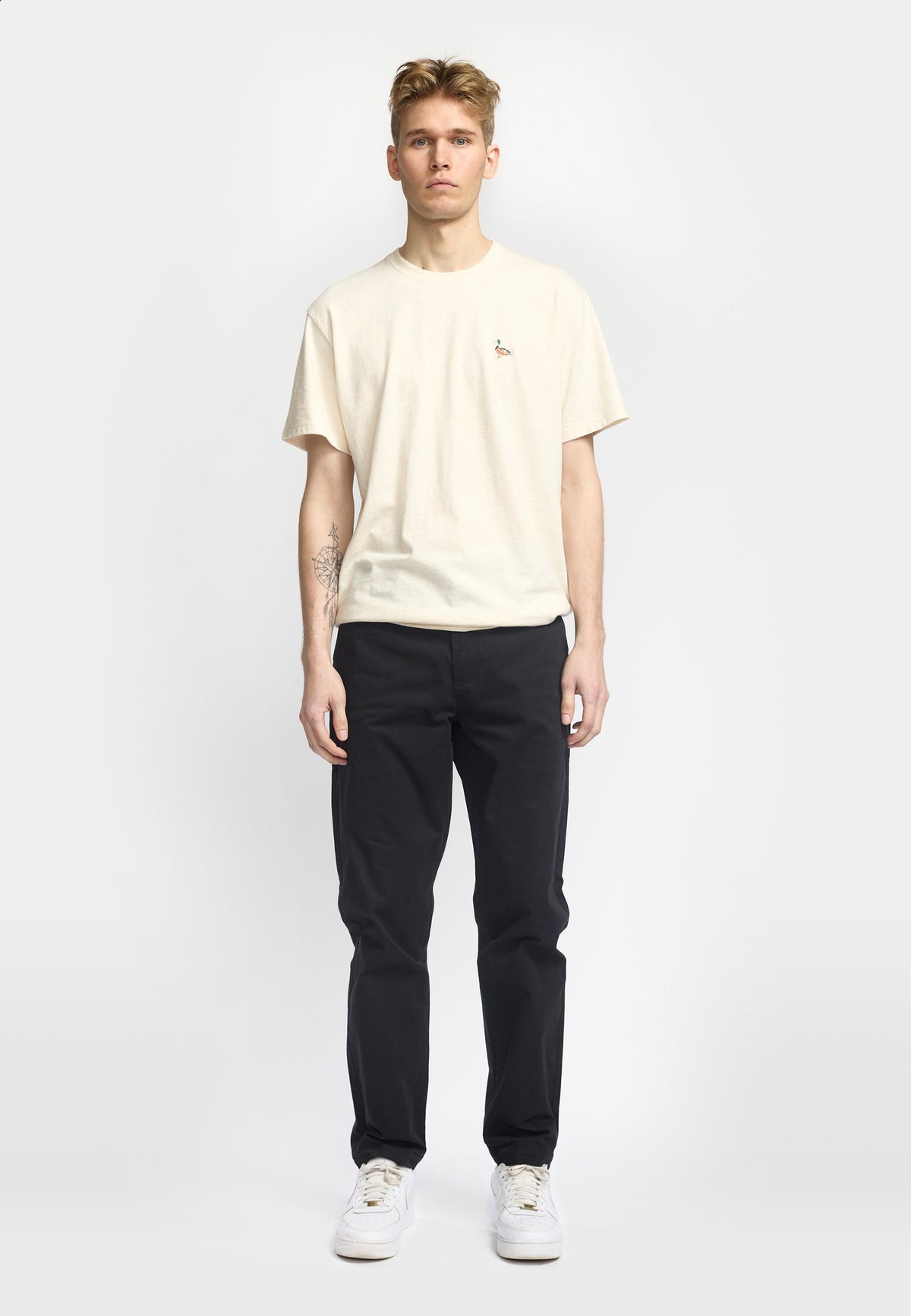 Revolution chinos 5872 i sort stylet med creme T-shirt – helfigur