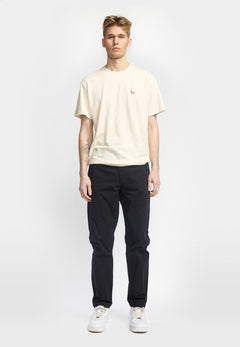 Revolution chinos 5872 i sort stylet med creme T-shirt – helfigur