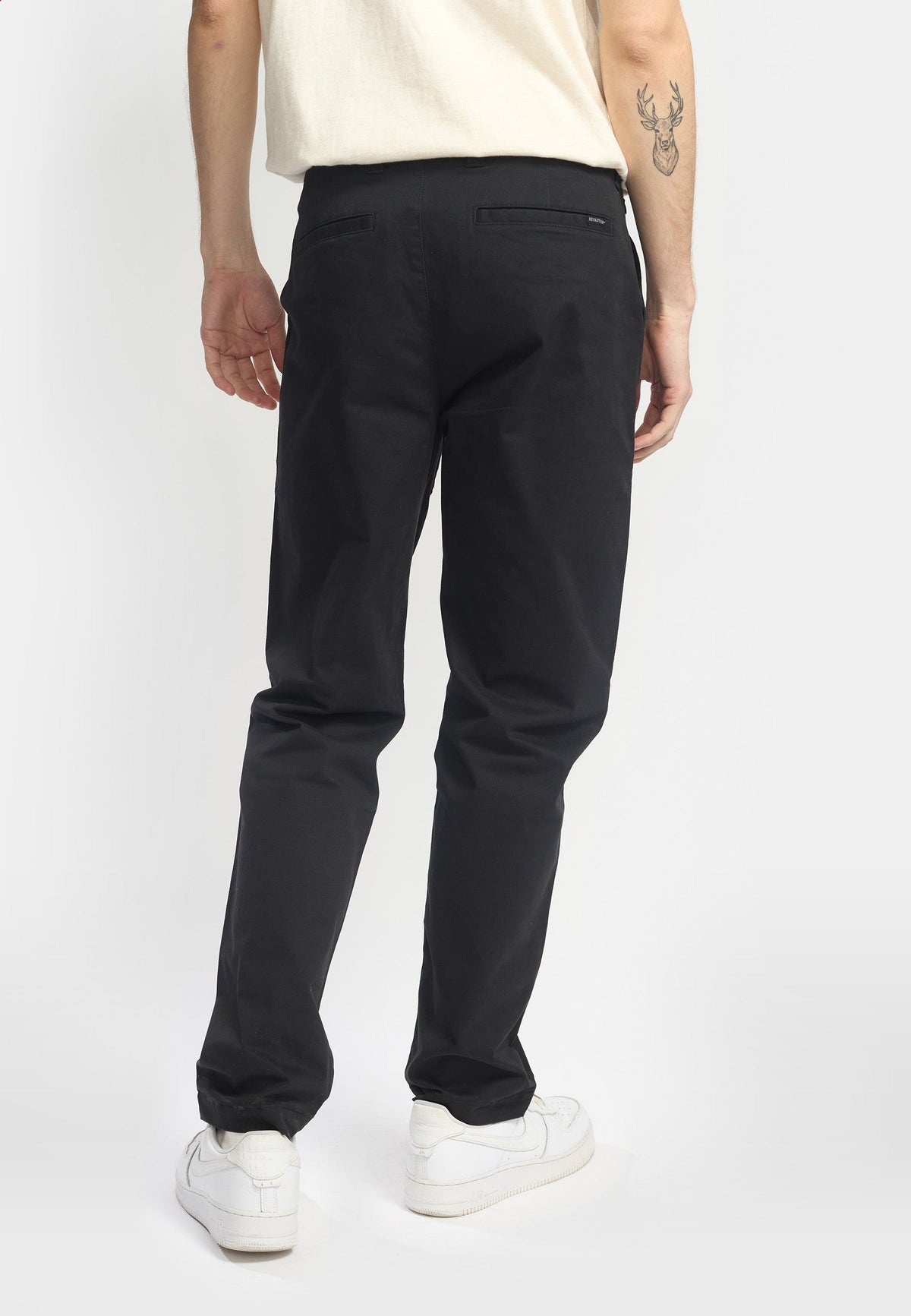 Revolution chinos 5872 i sort set fra siden